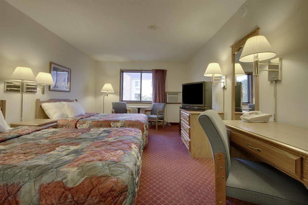 Super 8 By Wyndham Green Bay Near Stadium Luaran gambar